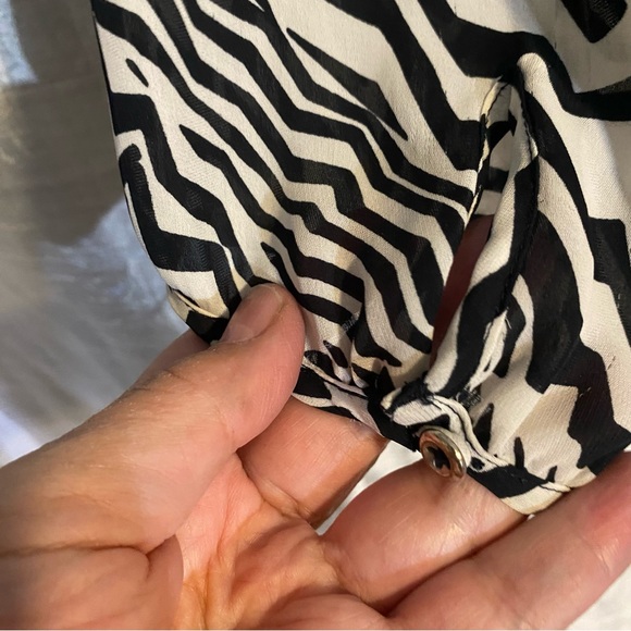 Banana Republic crepe zig zag top SZ XS GUC Button front and cuffs, light - Picture 9 of 9